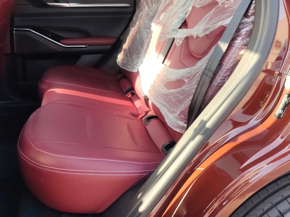 Car image 13