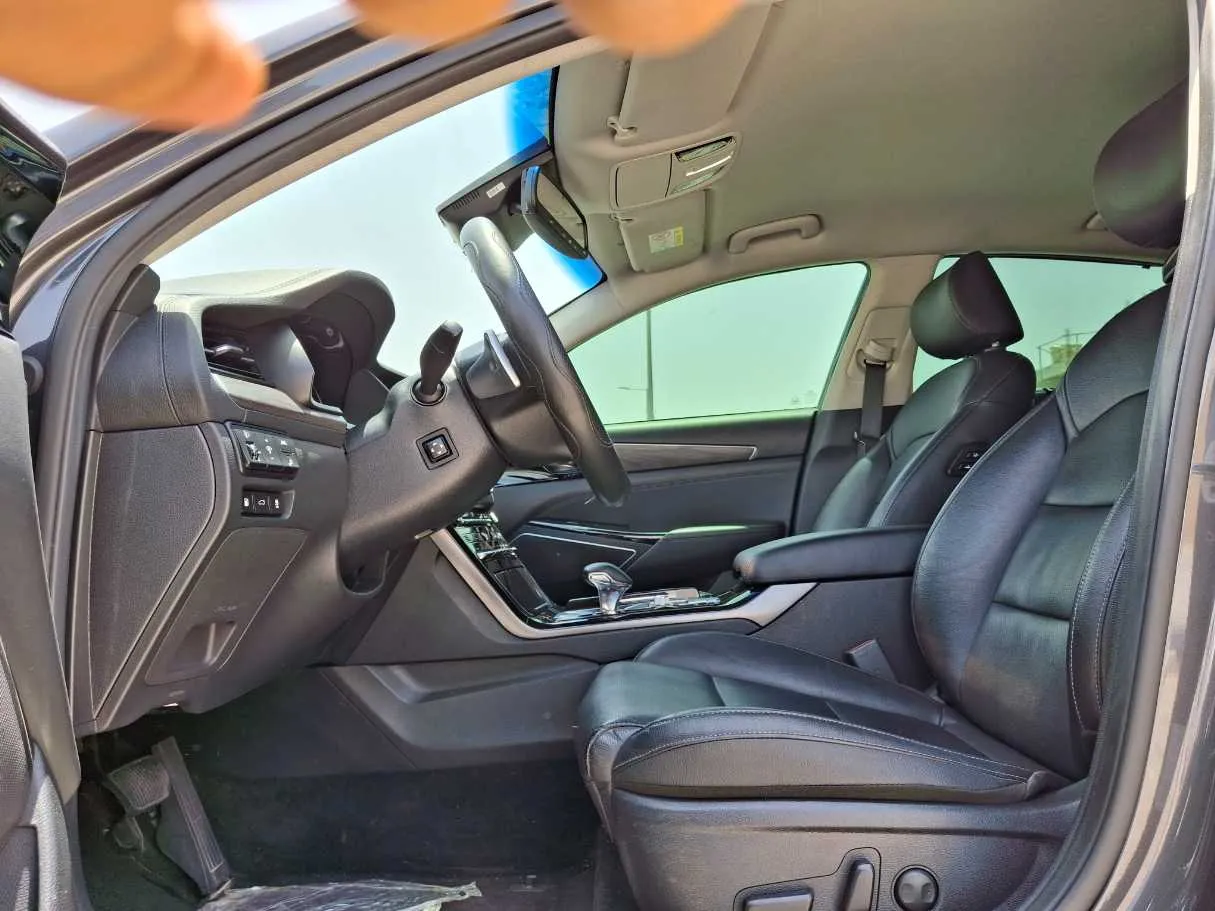 Car image 12
