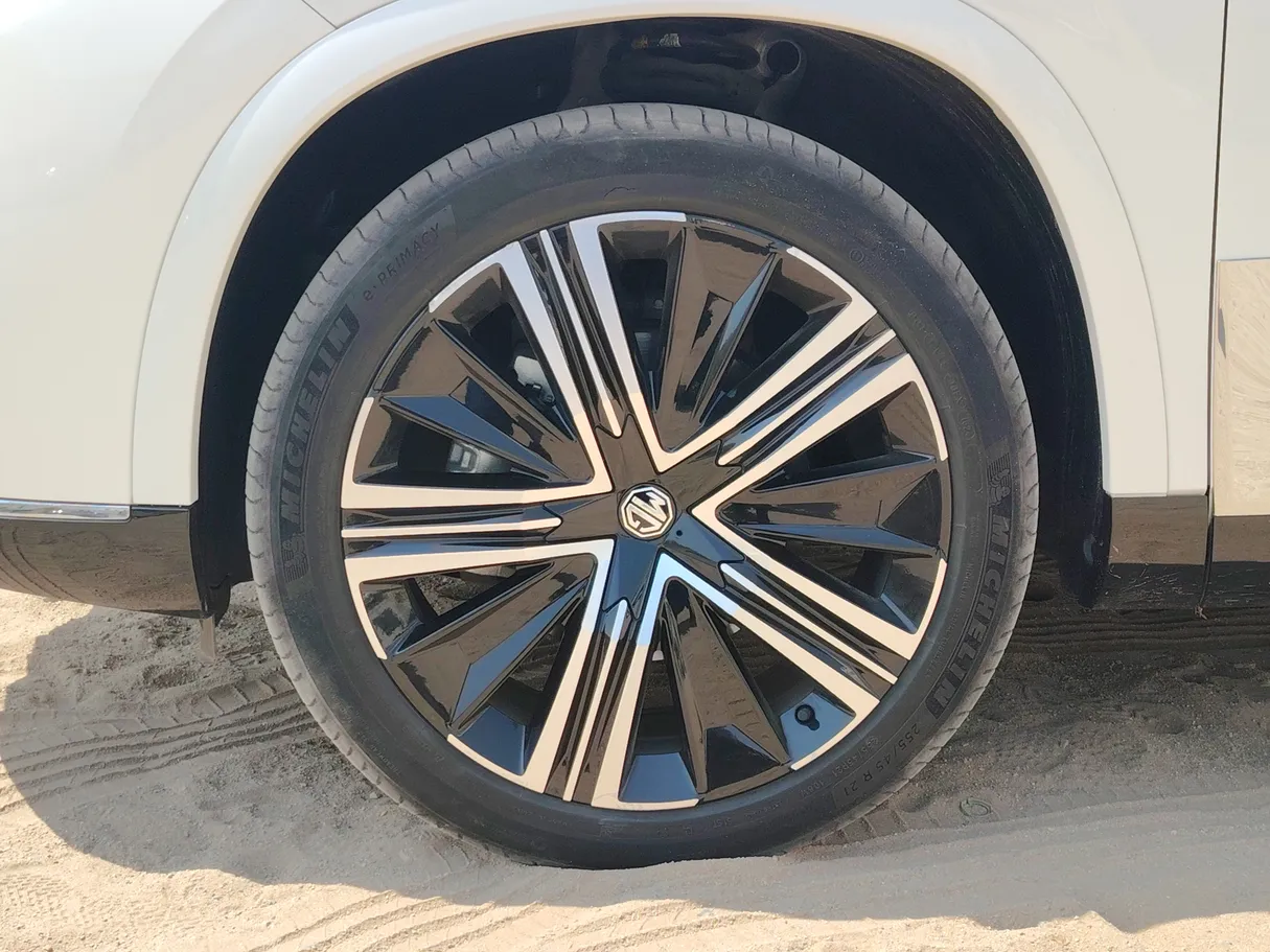 Car image 10