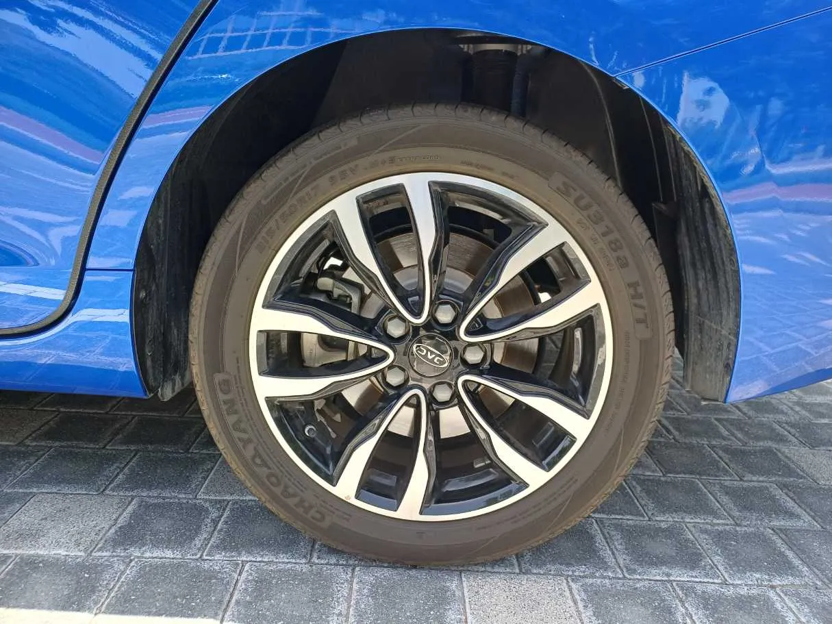 Car image 9