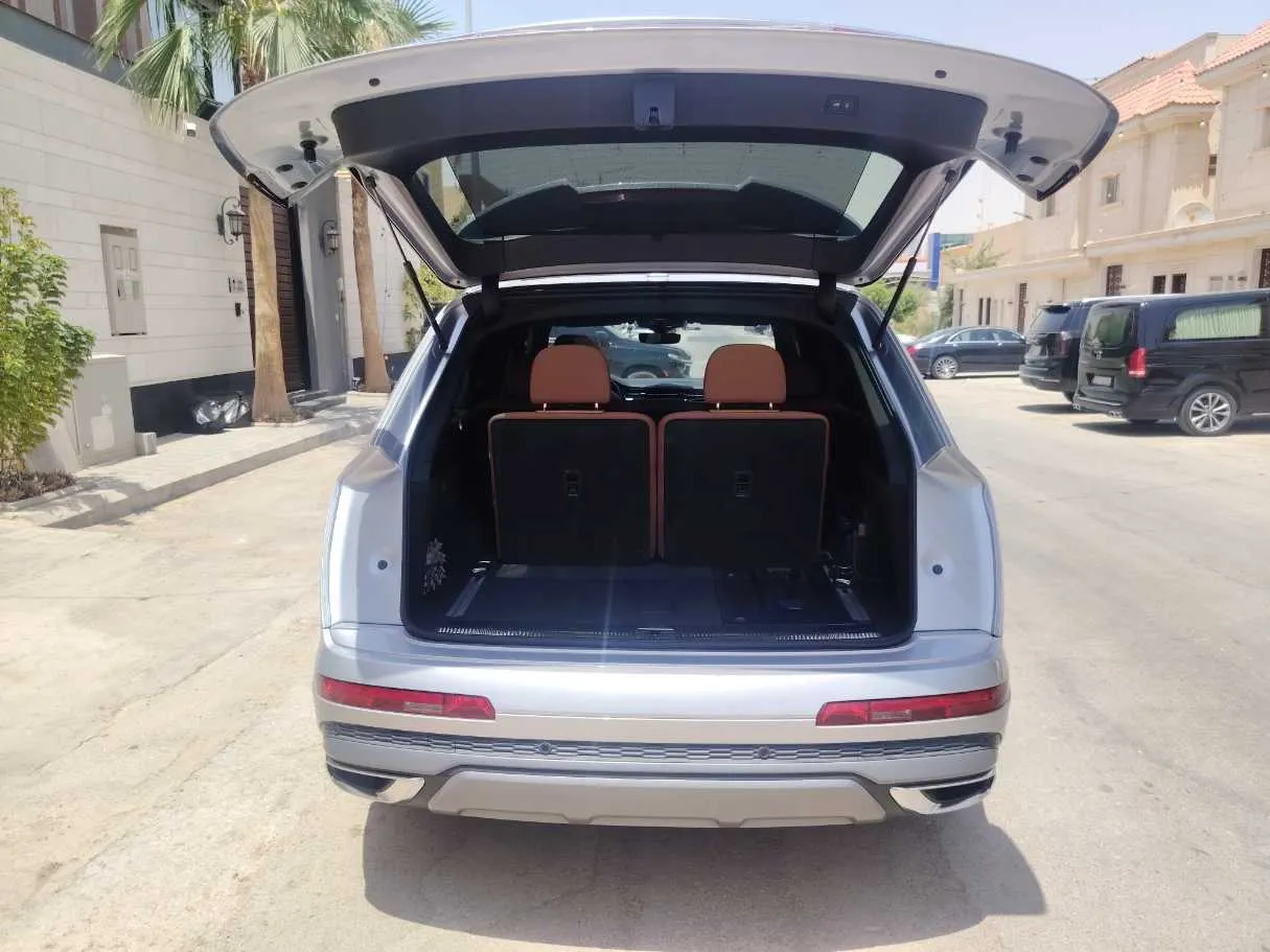 Car image 20