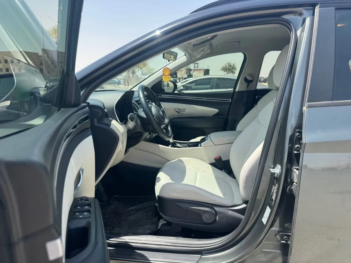 Car image 11