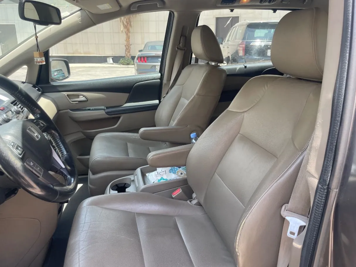 Car image 12