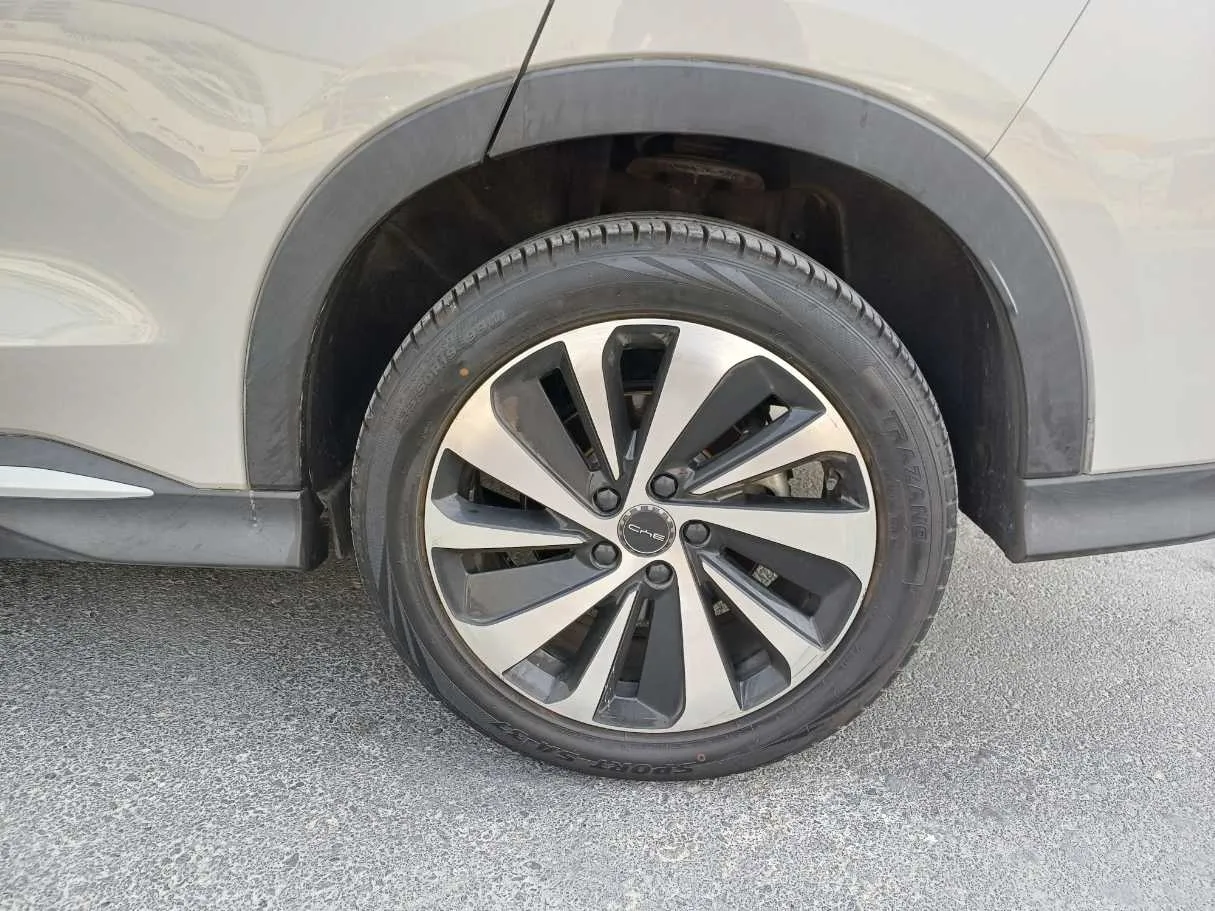 Car image 9