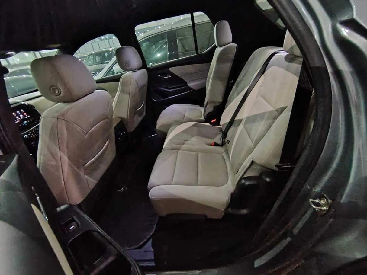 Car image 18