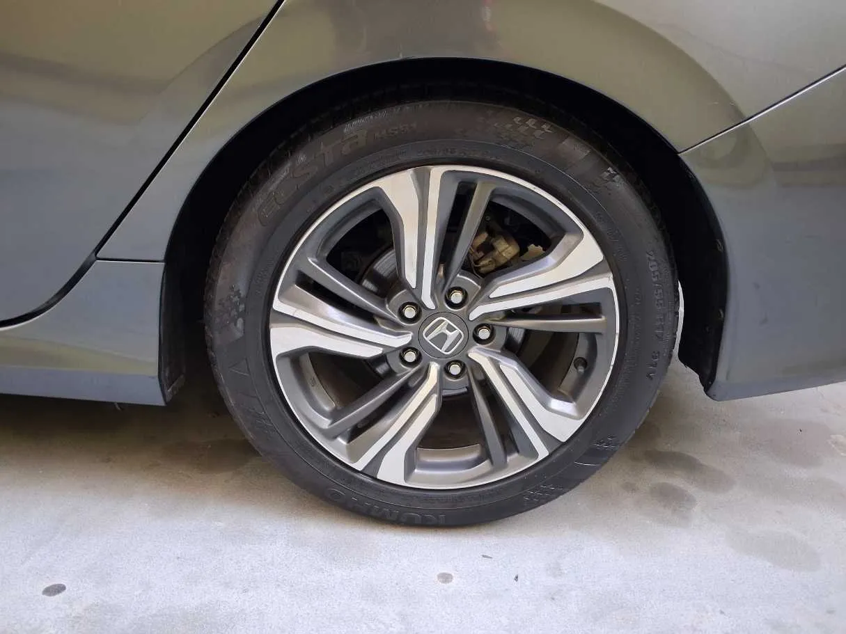 Car image 9