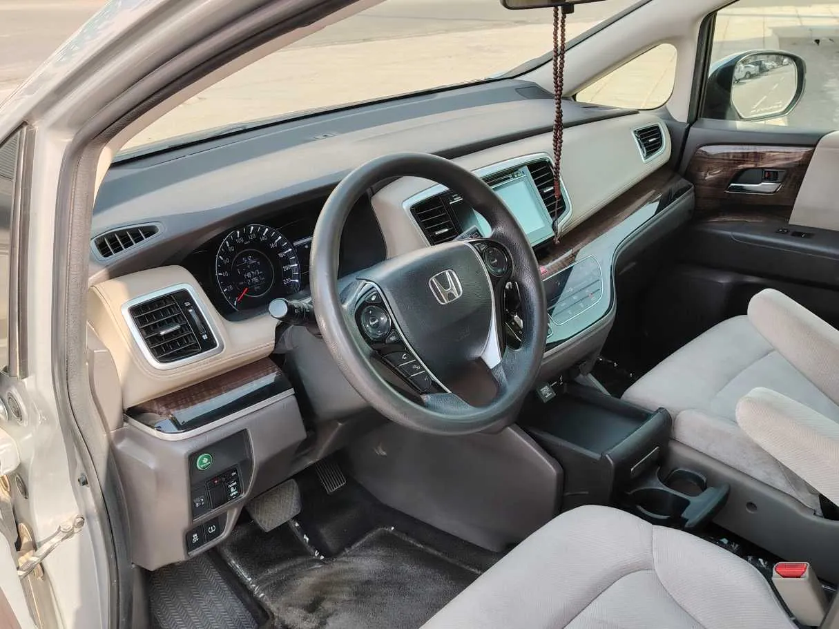 Car image 12