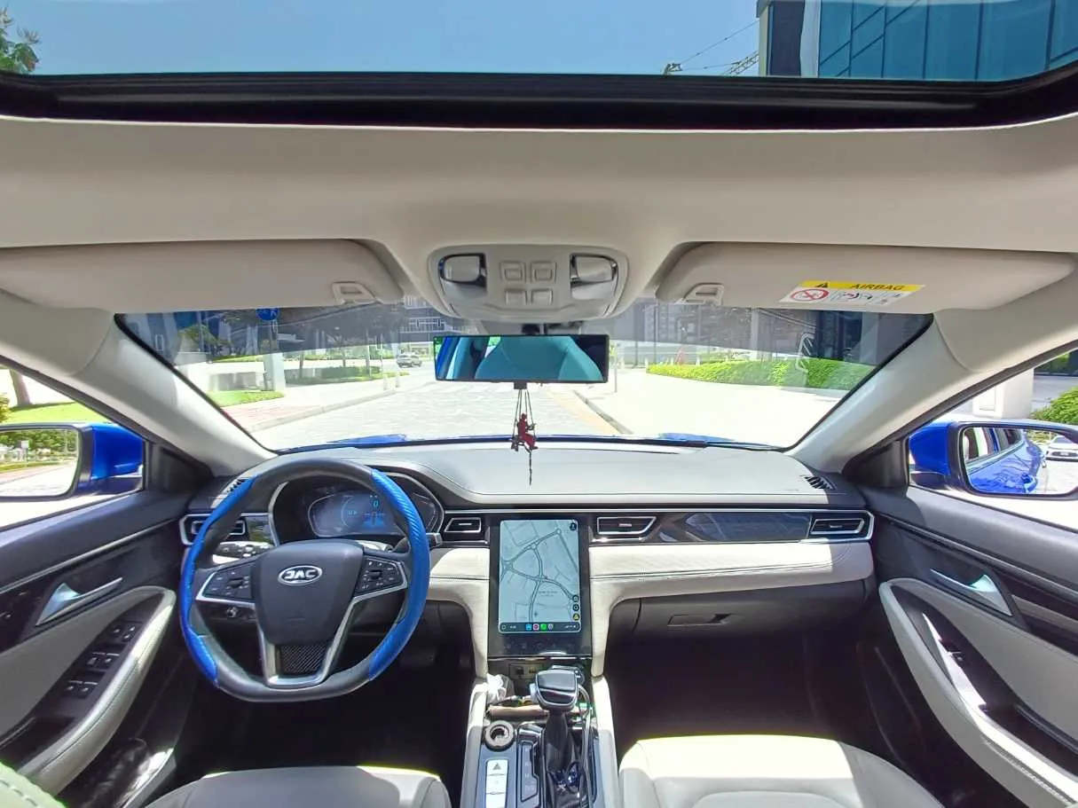 Car image 14