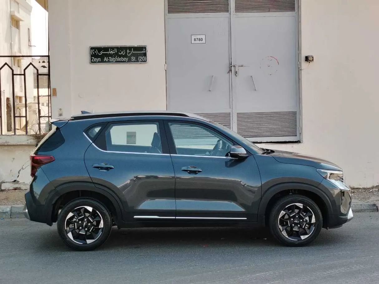Car image 4