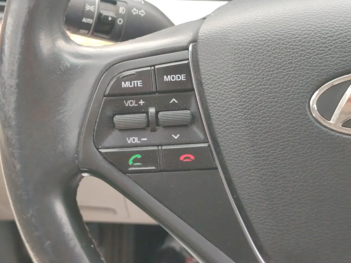 Car image 24