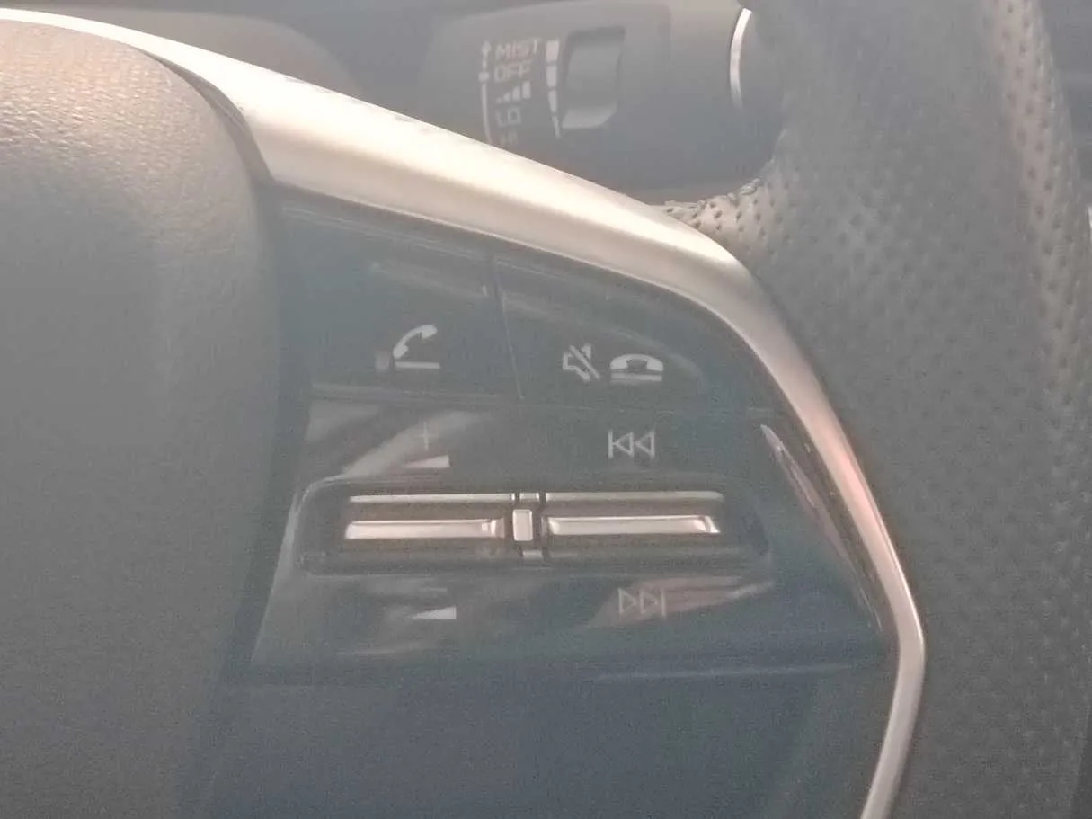 Car image 30
