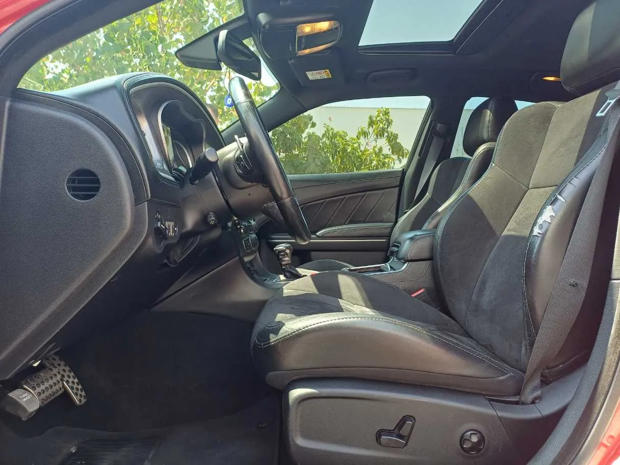 Car image 12