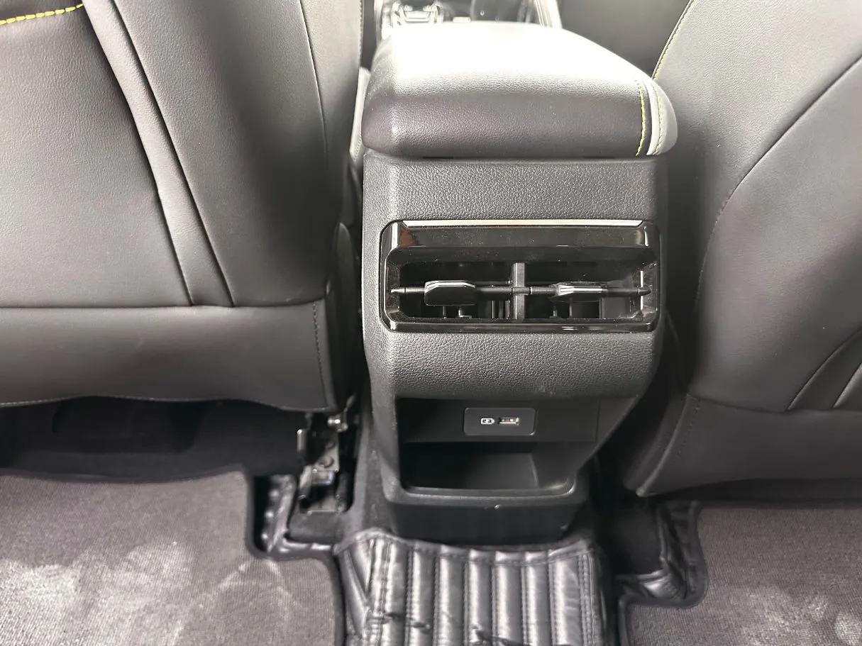 Car image 25