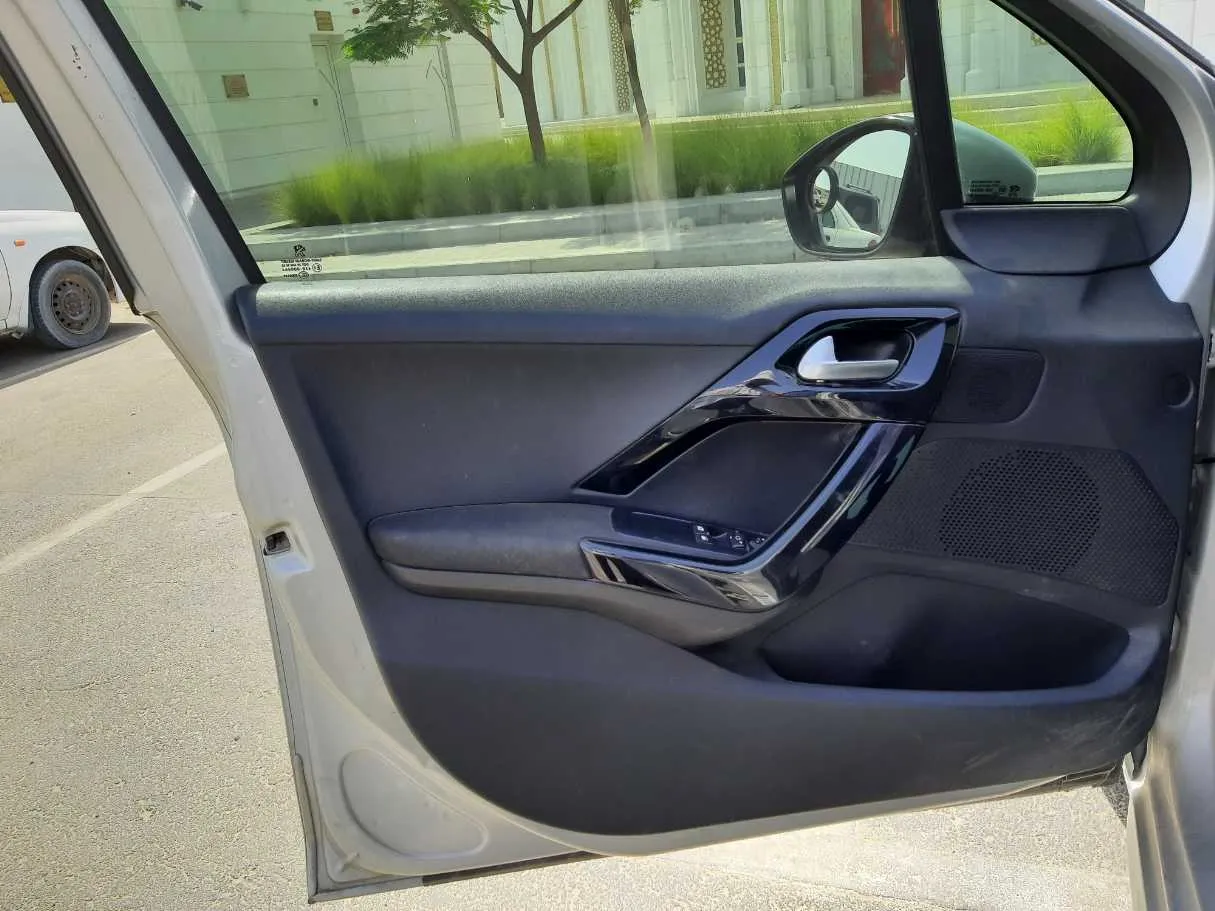Car image 10