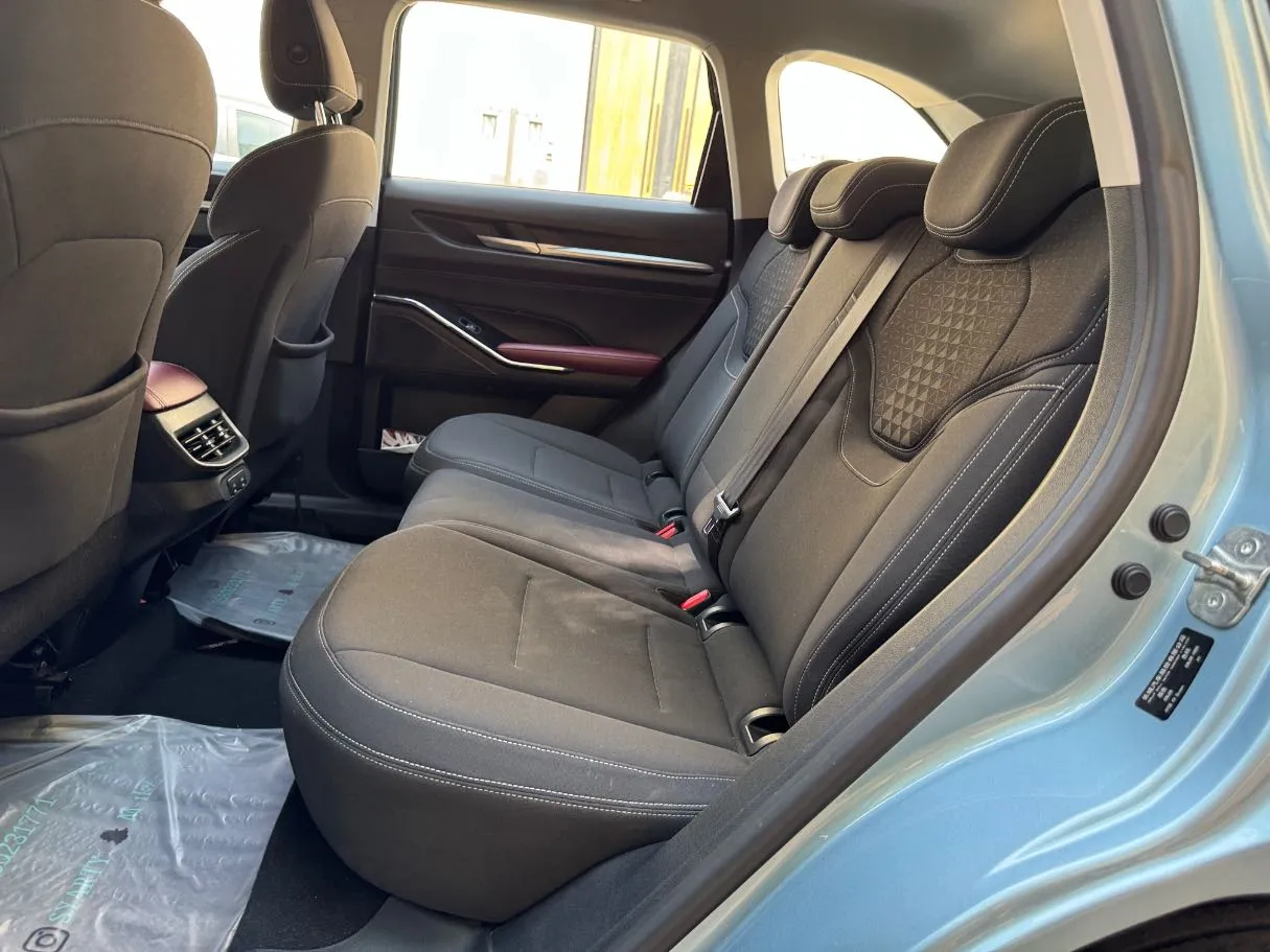 Car image 12