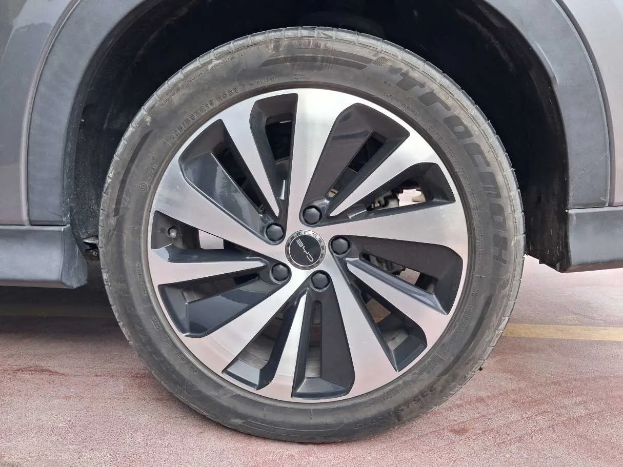 Car image 9