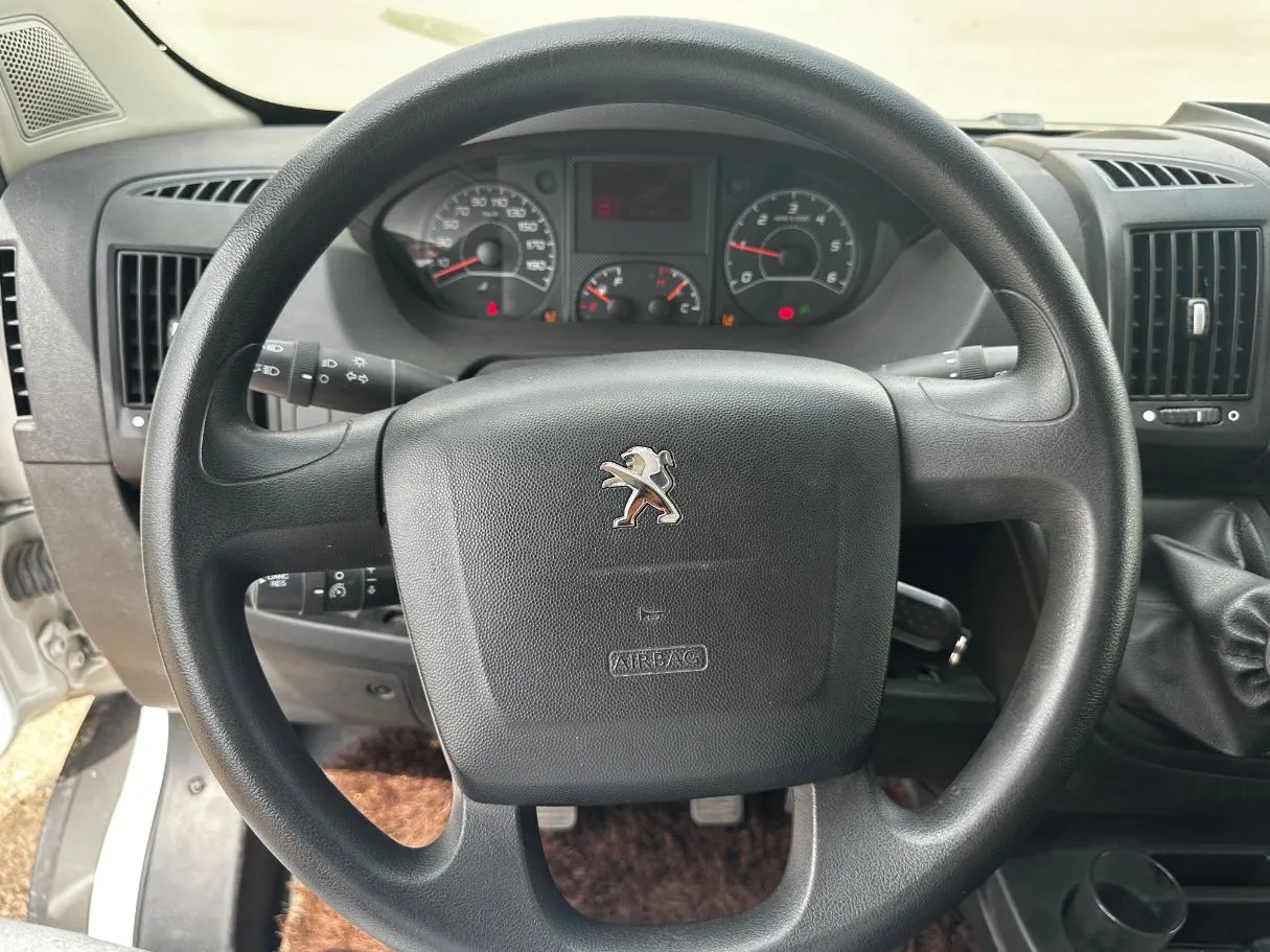 Car image 16