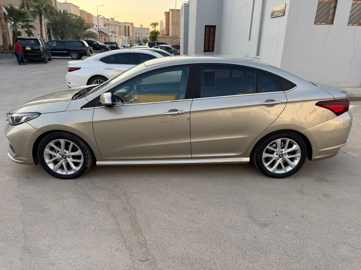 Car image 8