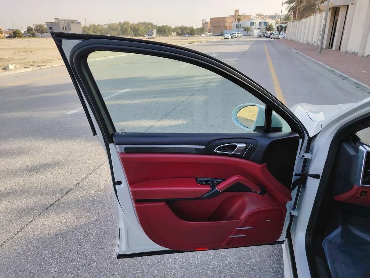 Car image 9
