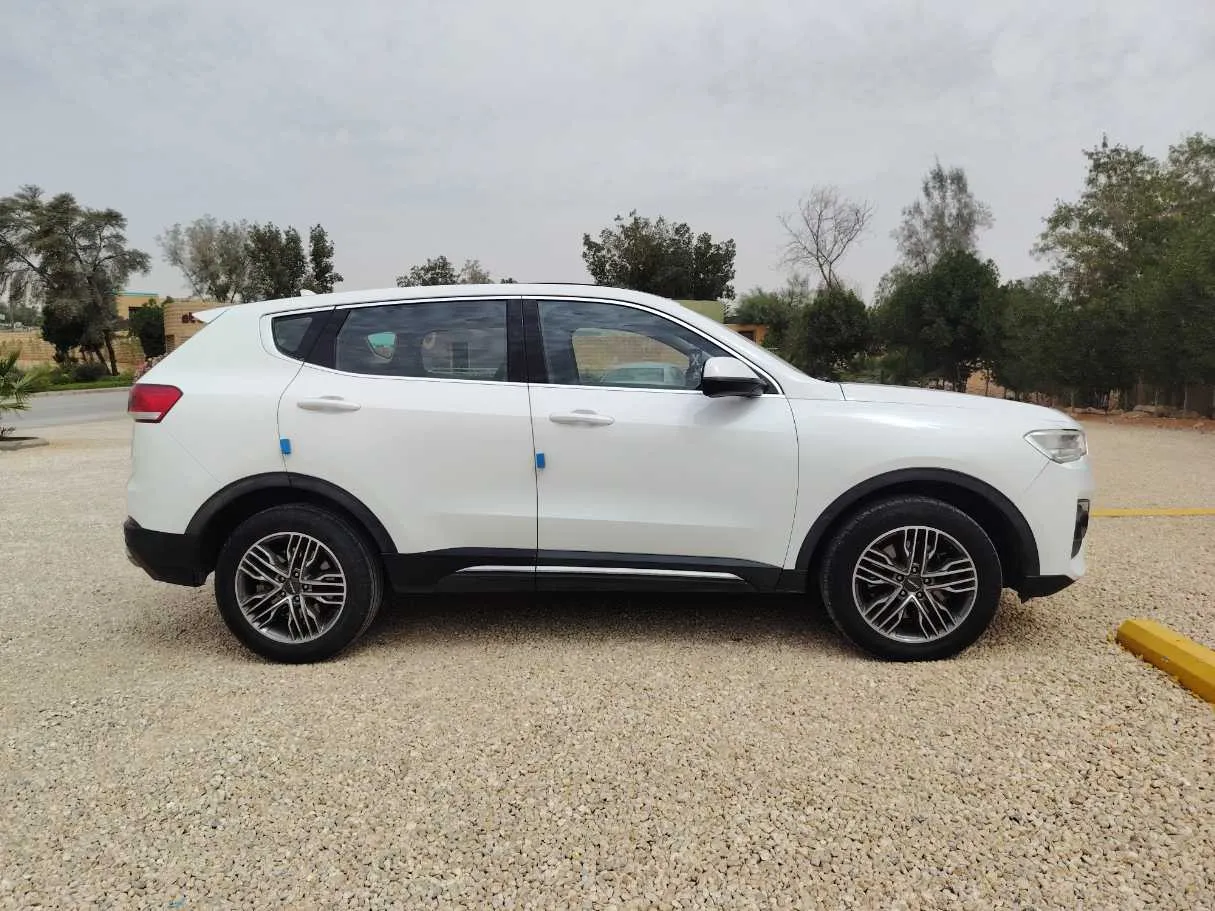 Car image 4