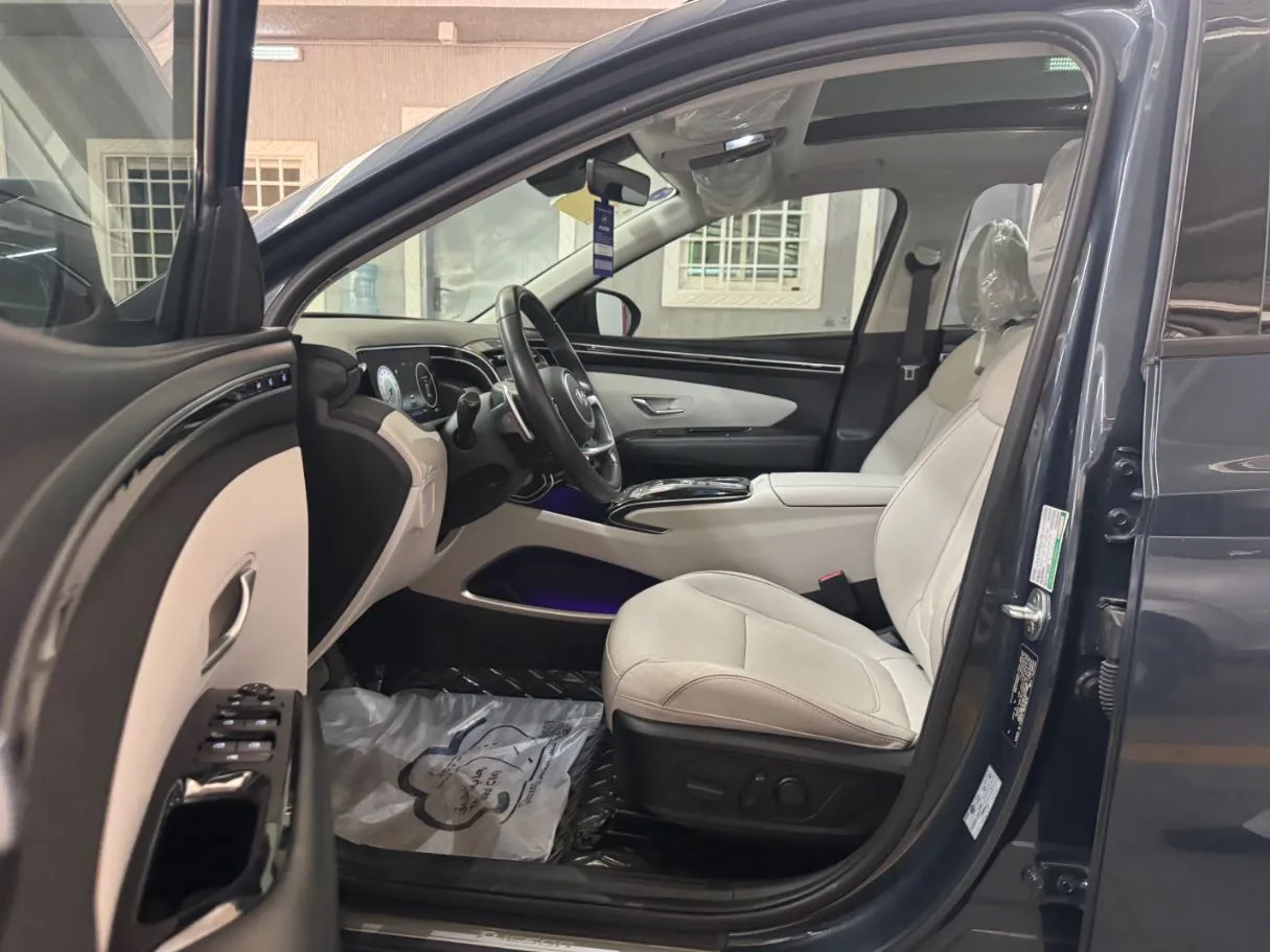 Car image 11