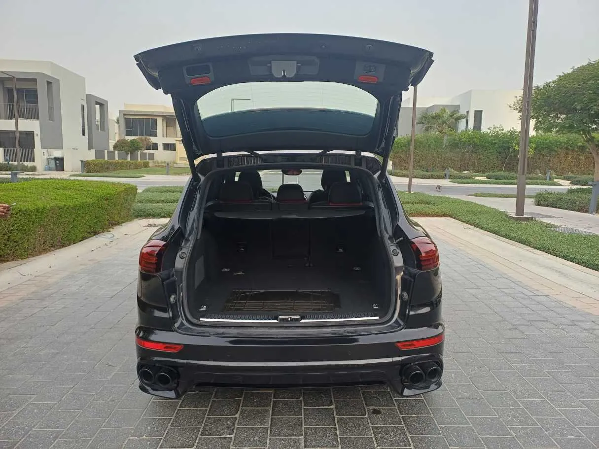 Car image 25
