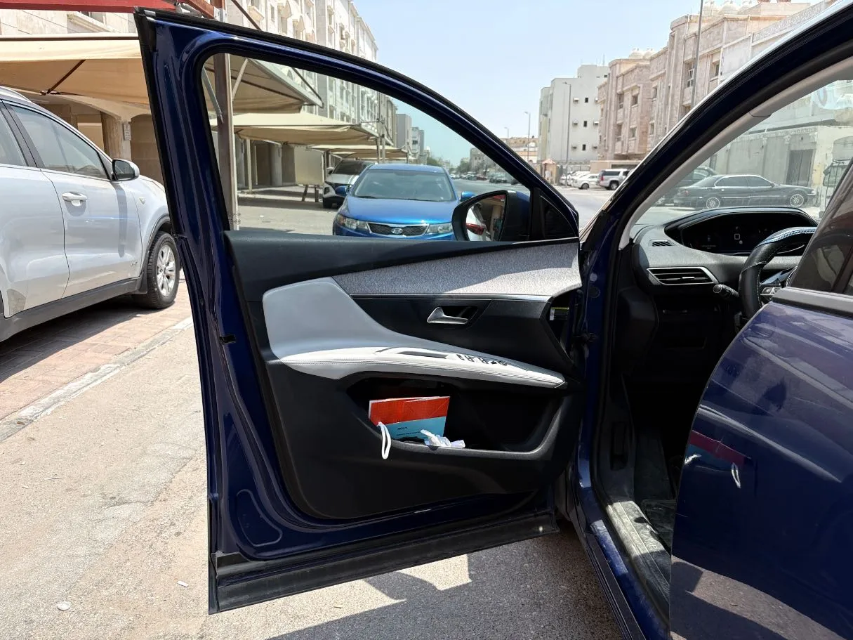Car image 10