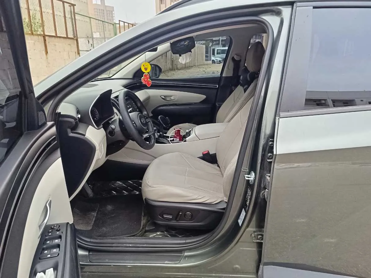 Car image 13