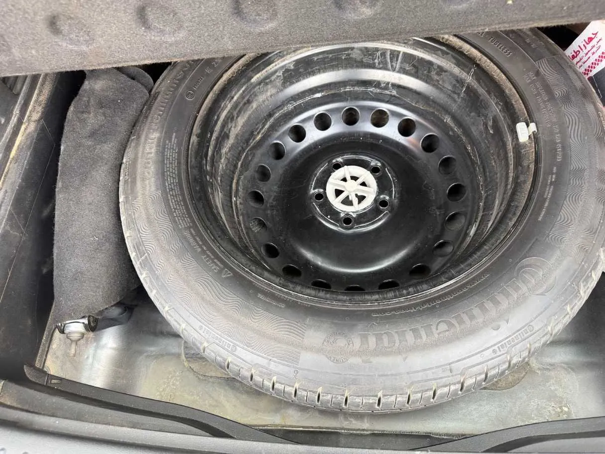 Car image 19