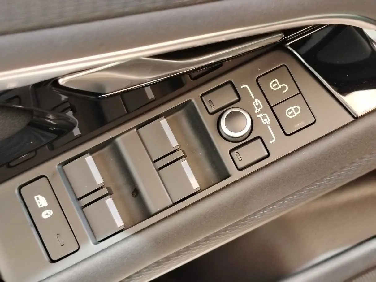 Car image 30
