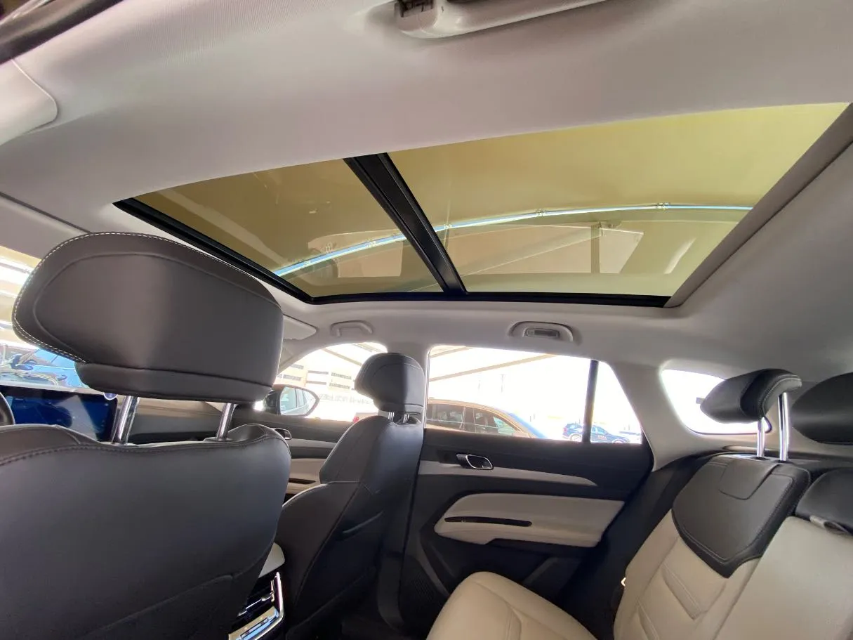 Car image 14