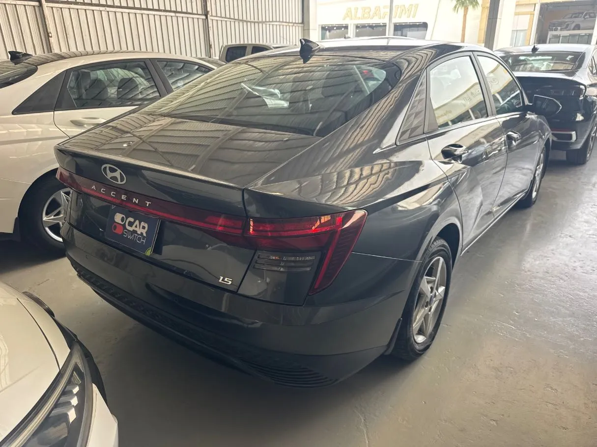 Car image 3
