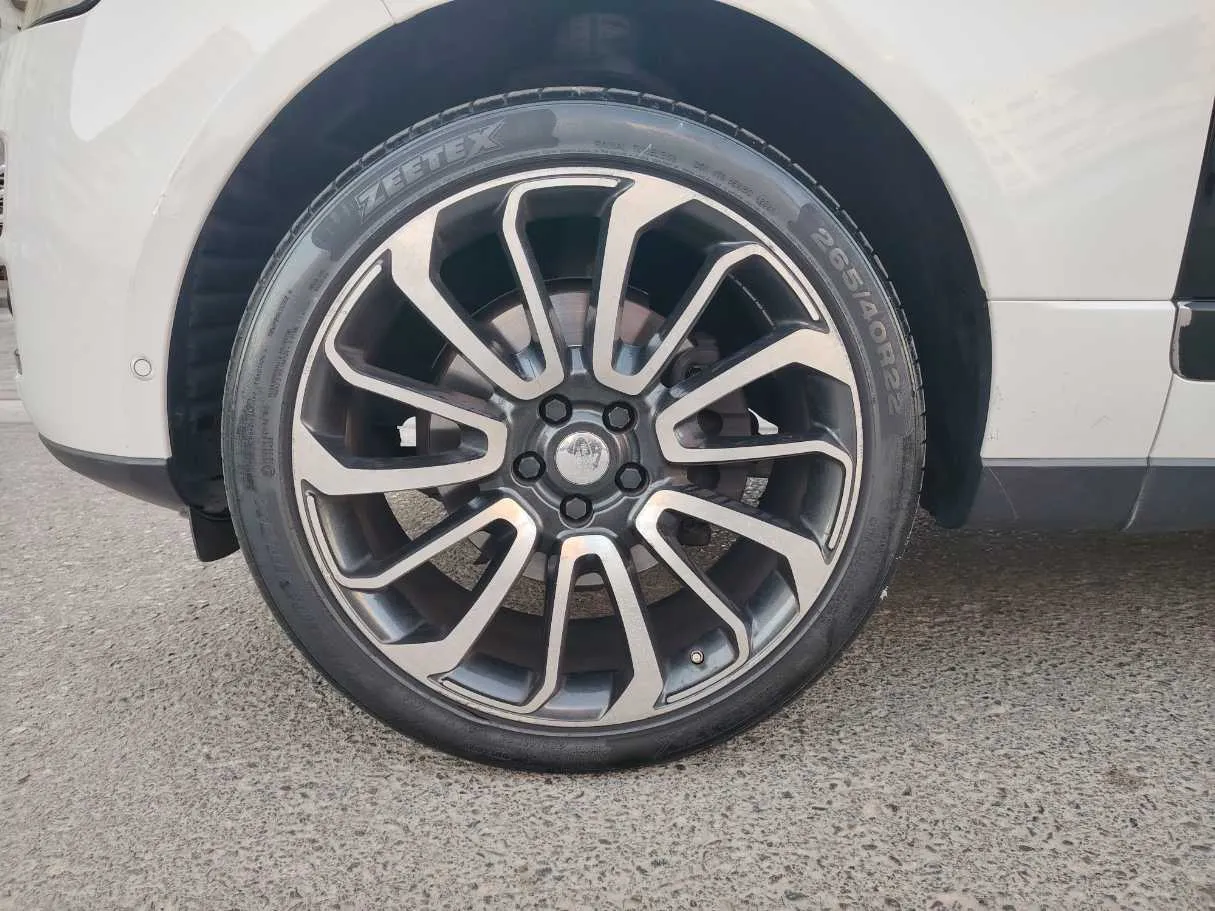 Car image 9