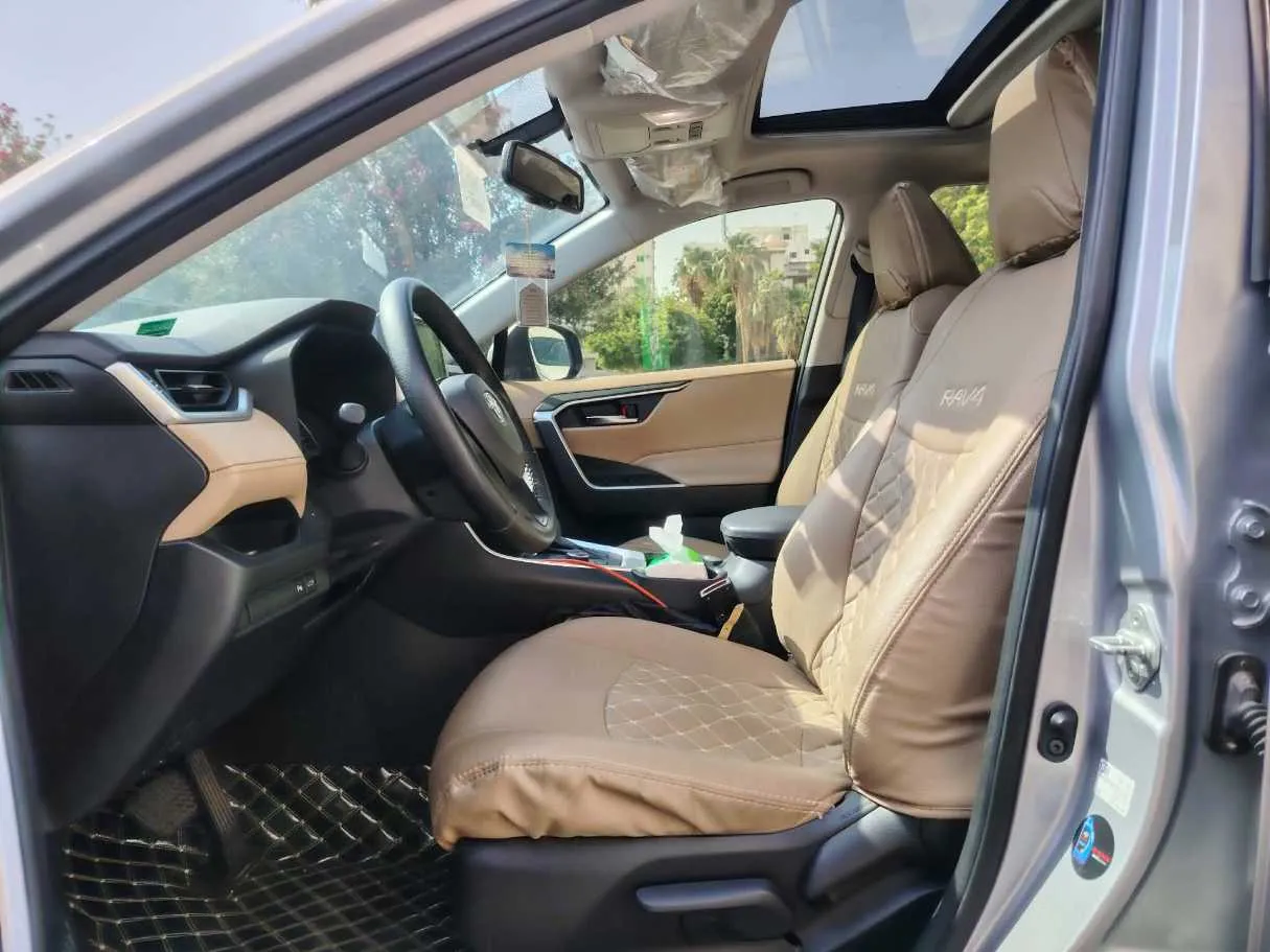Car image 12