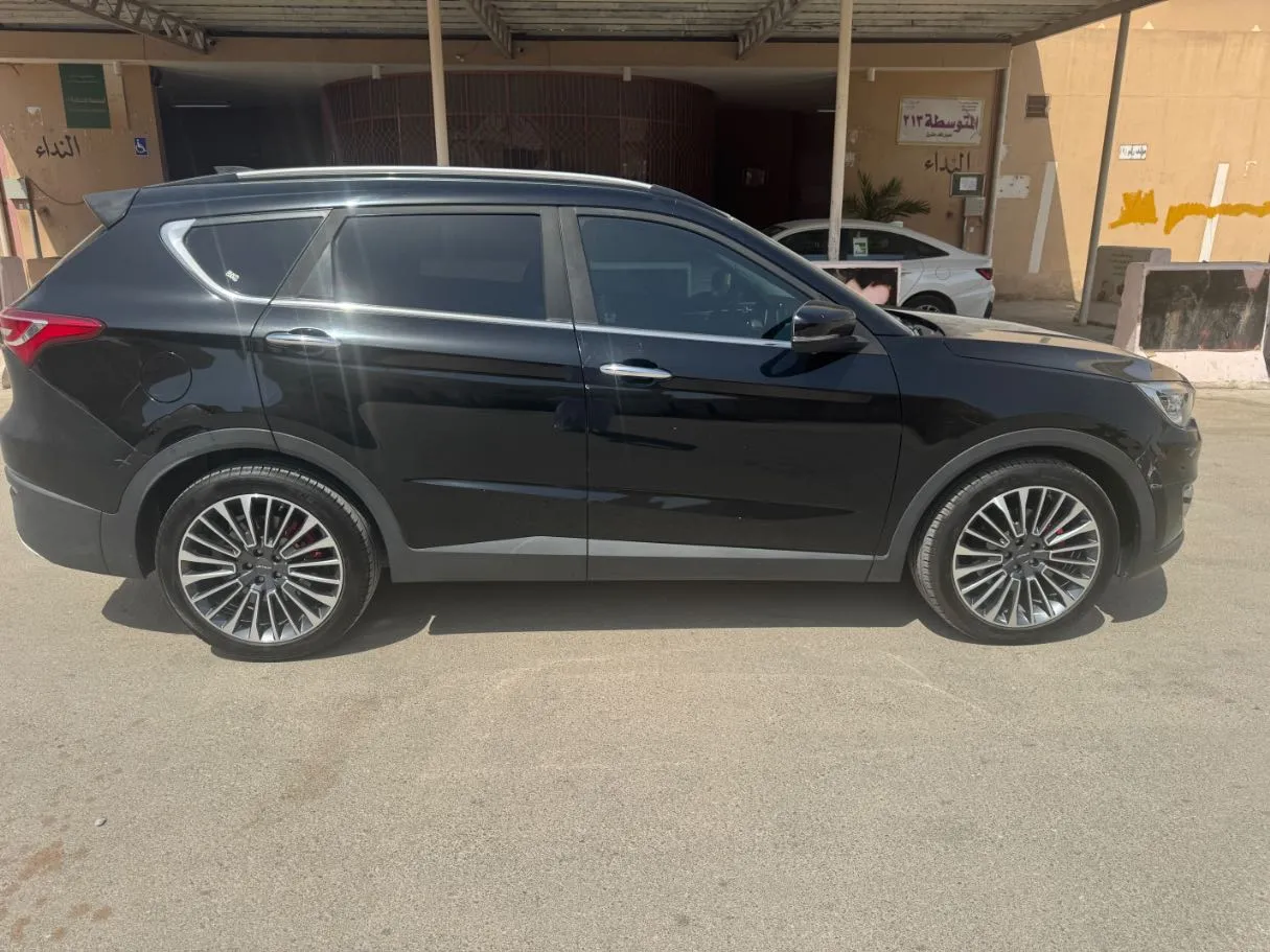 Car image 4