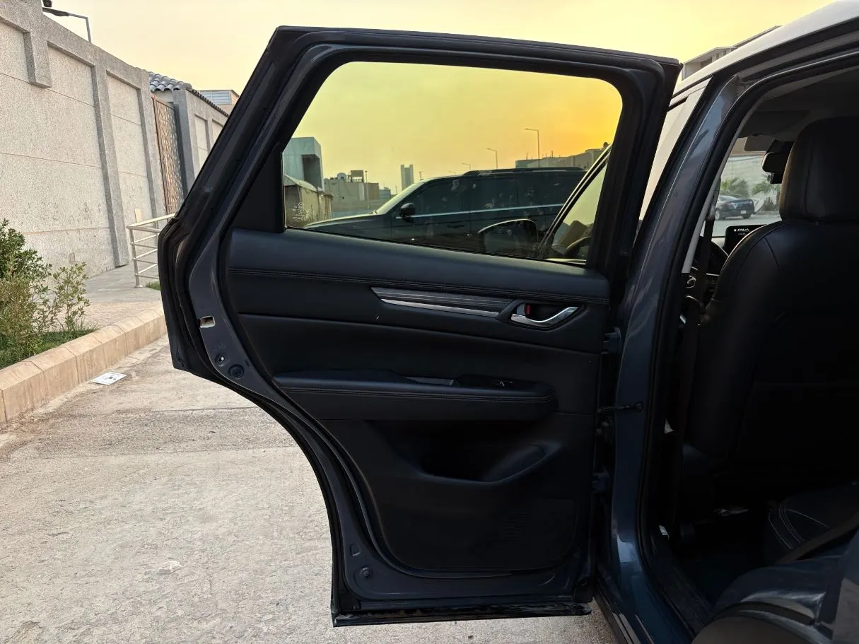Car image 12