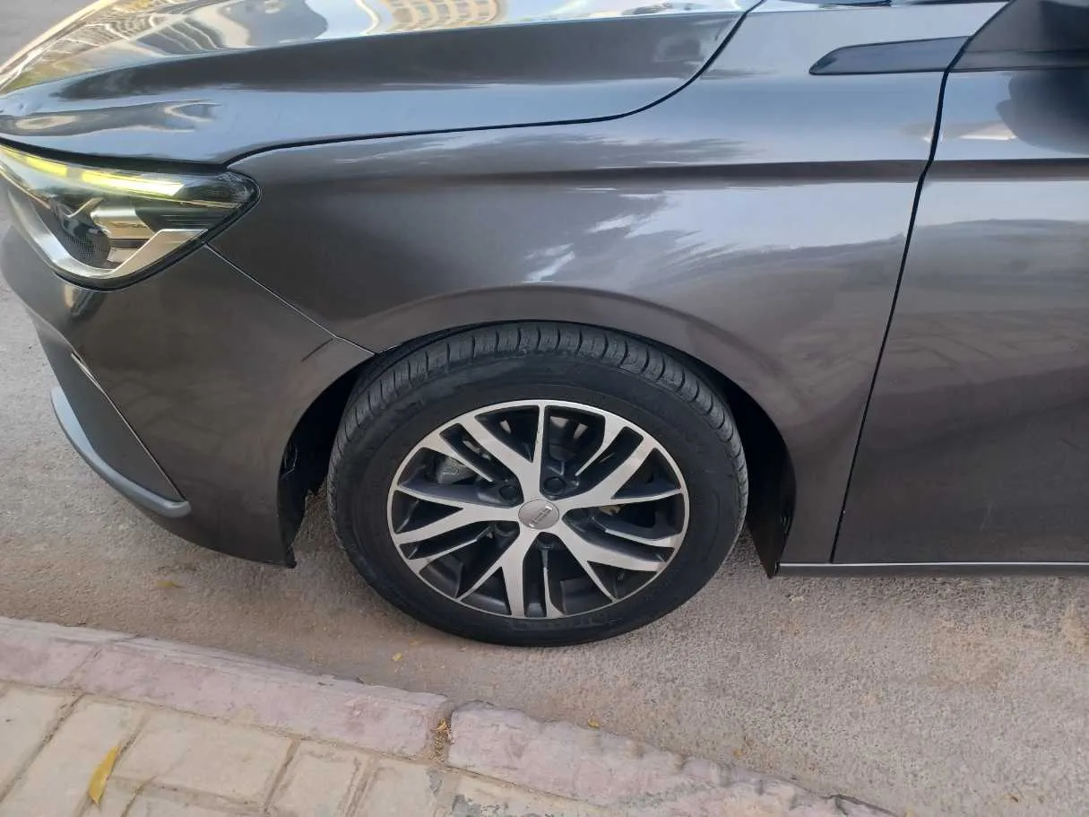 Car image 9