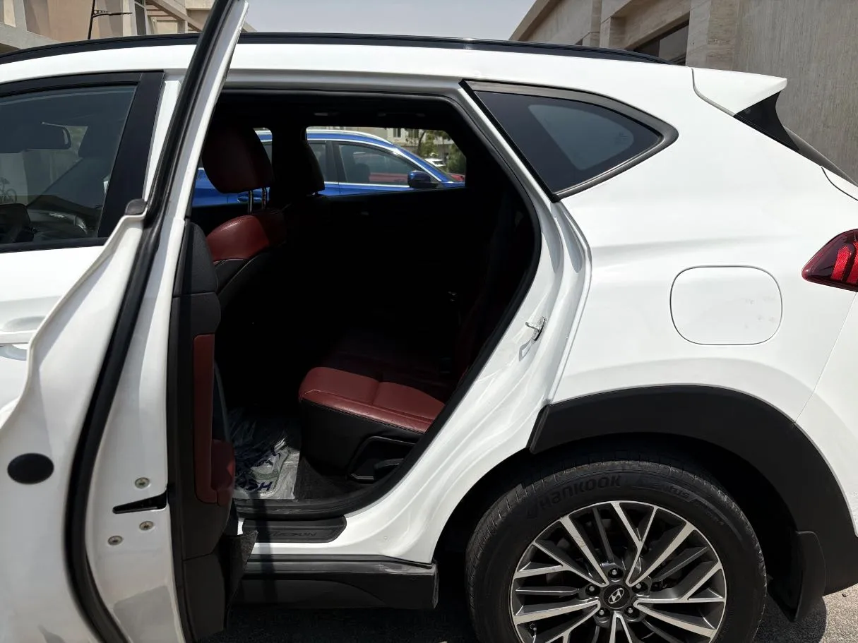 Car image 15