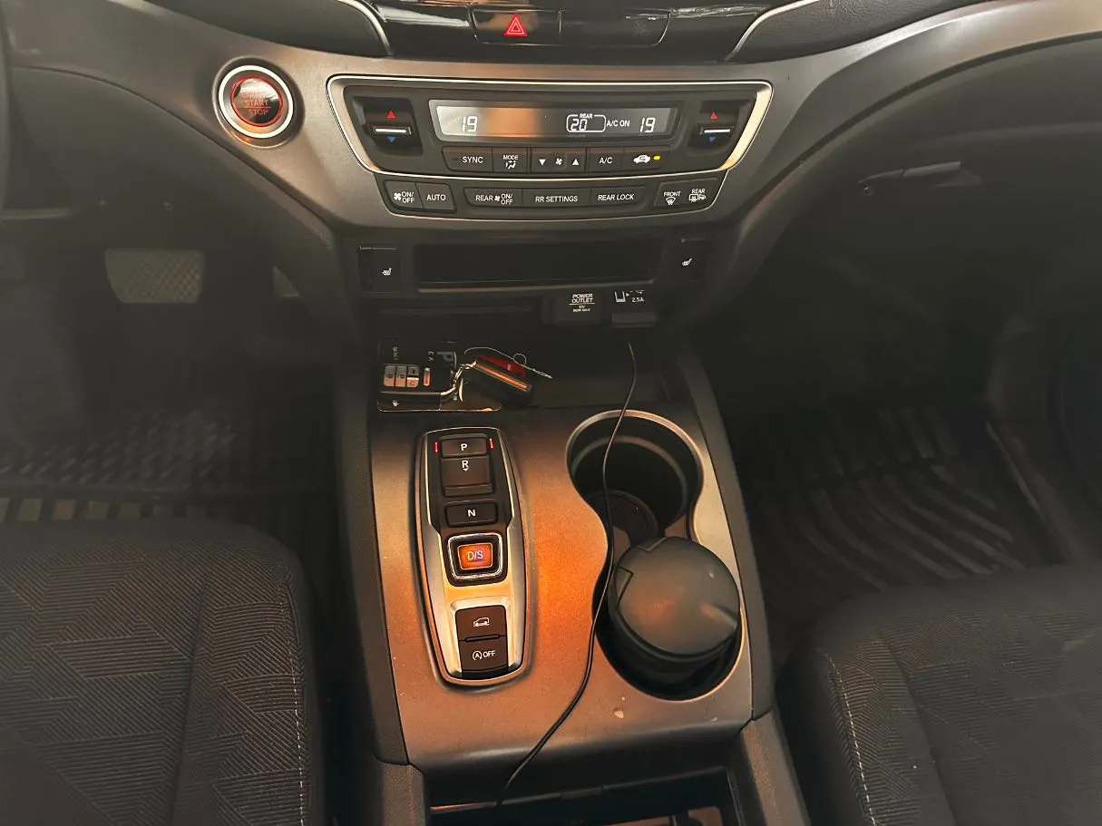 Car image 19