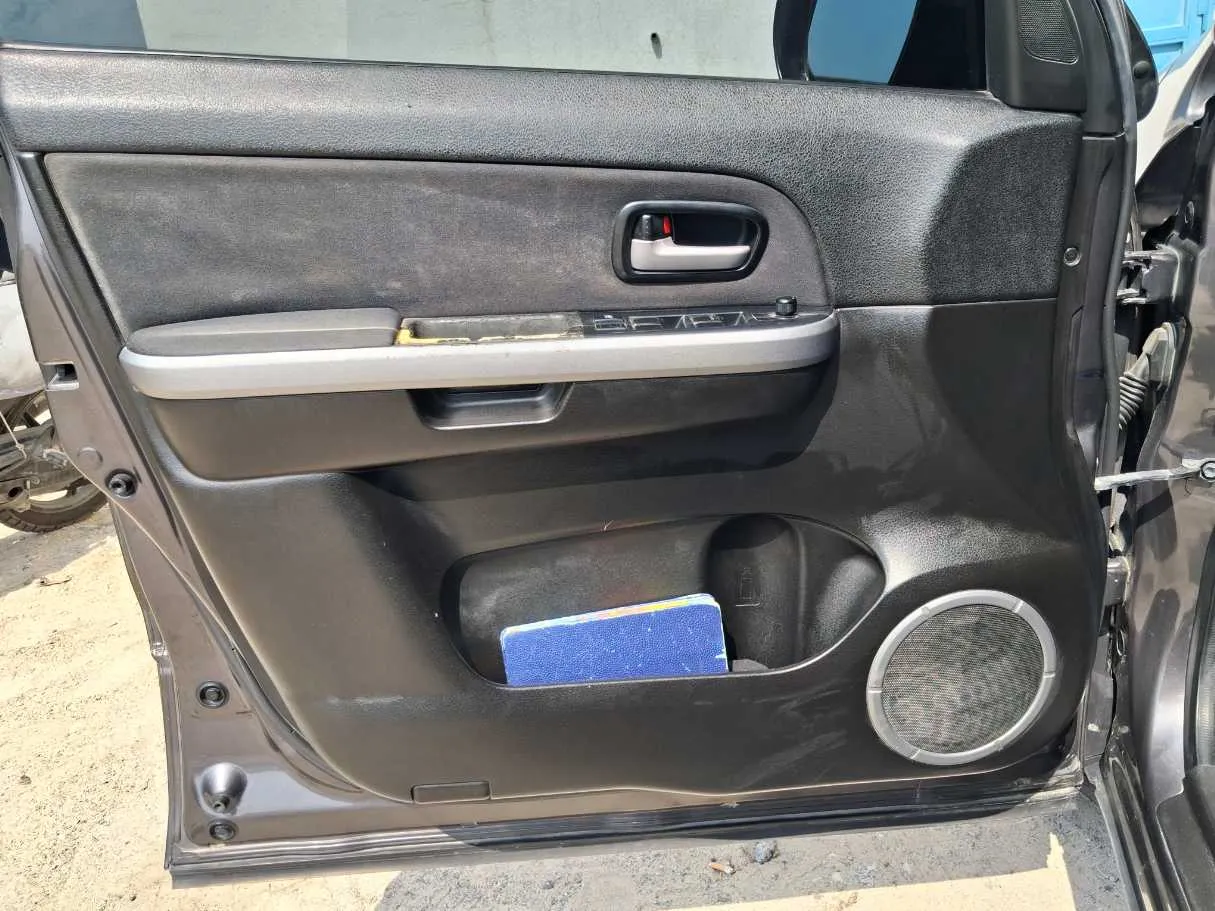 Car image 10