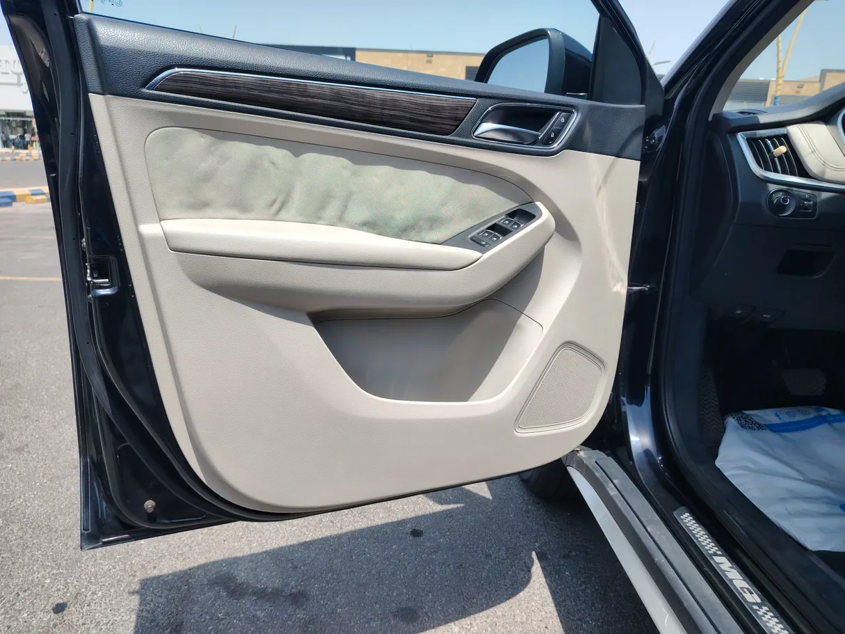 Car image 10