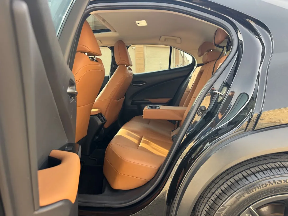 Car image 13
