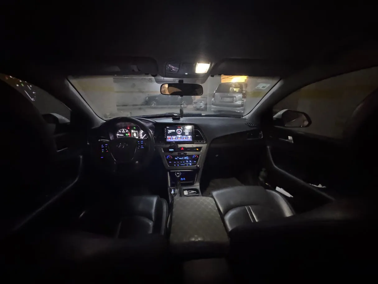 Car image 14