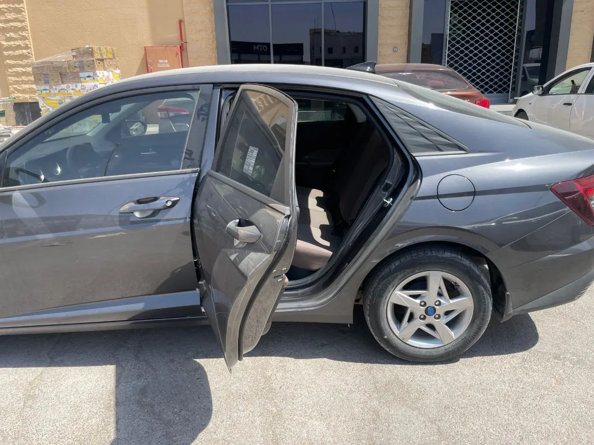 Car image 15