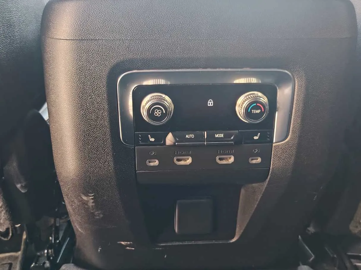 Car image 32