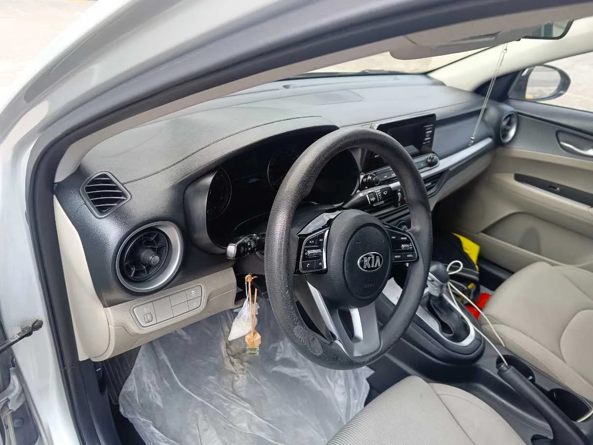 Car image 14