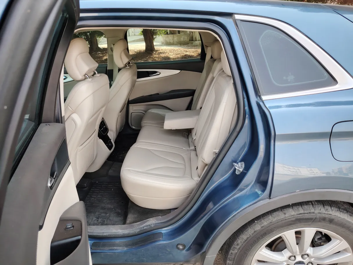 Car image 15