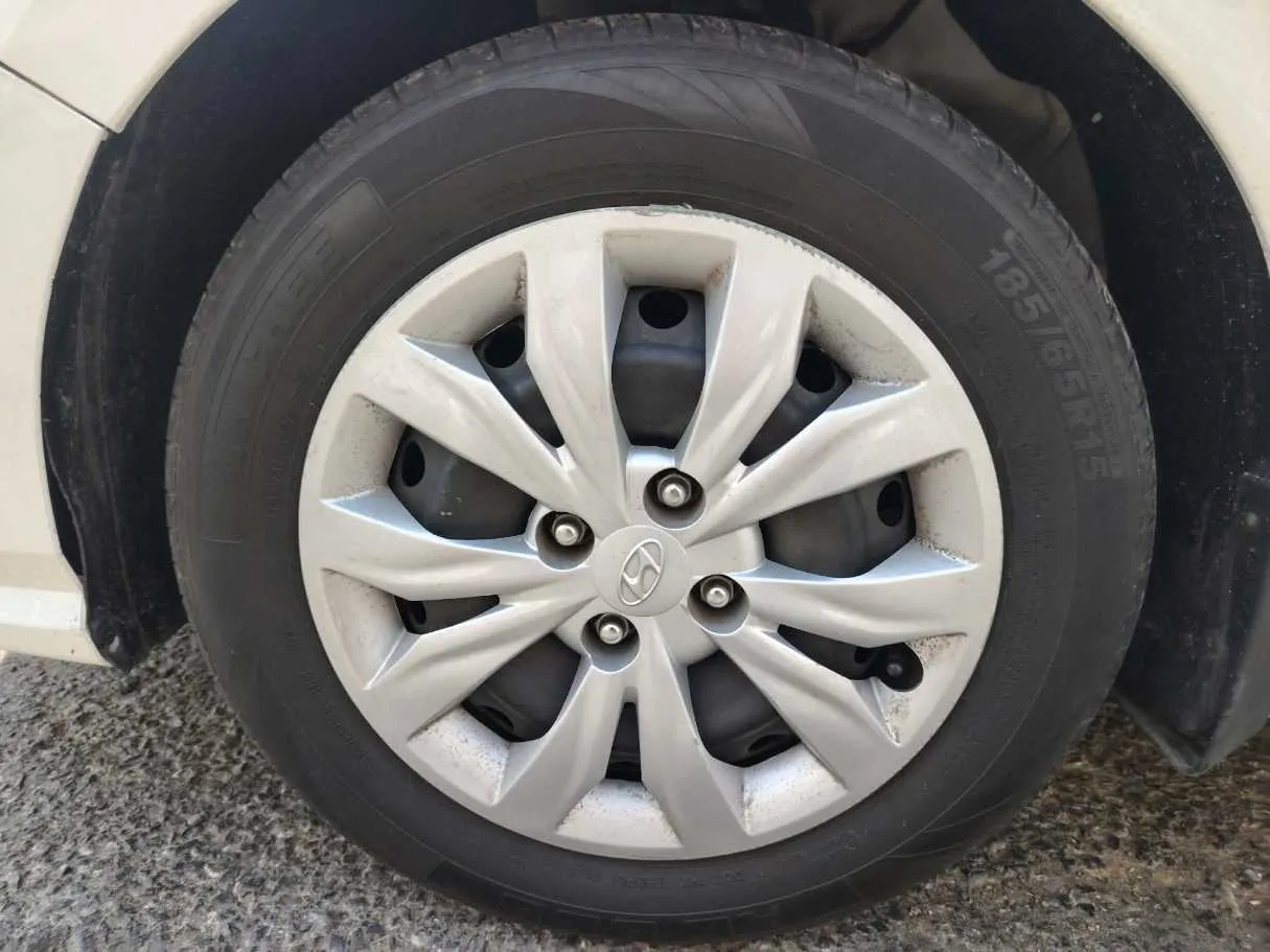 Car image 10