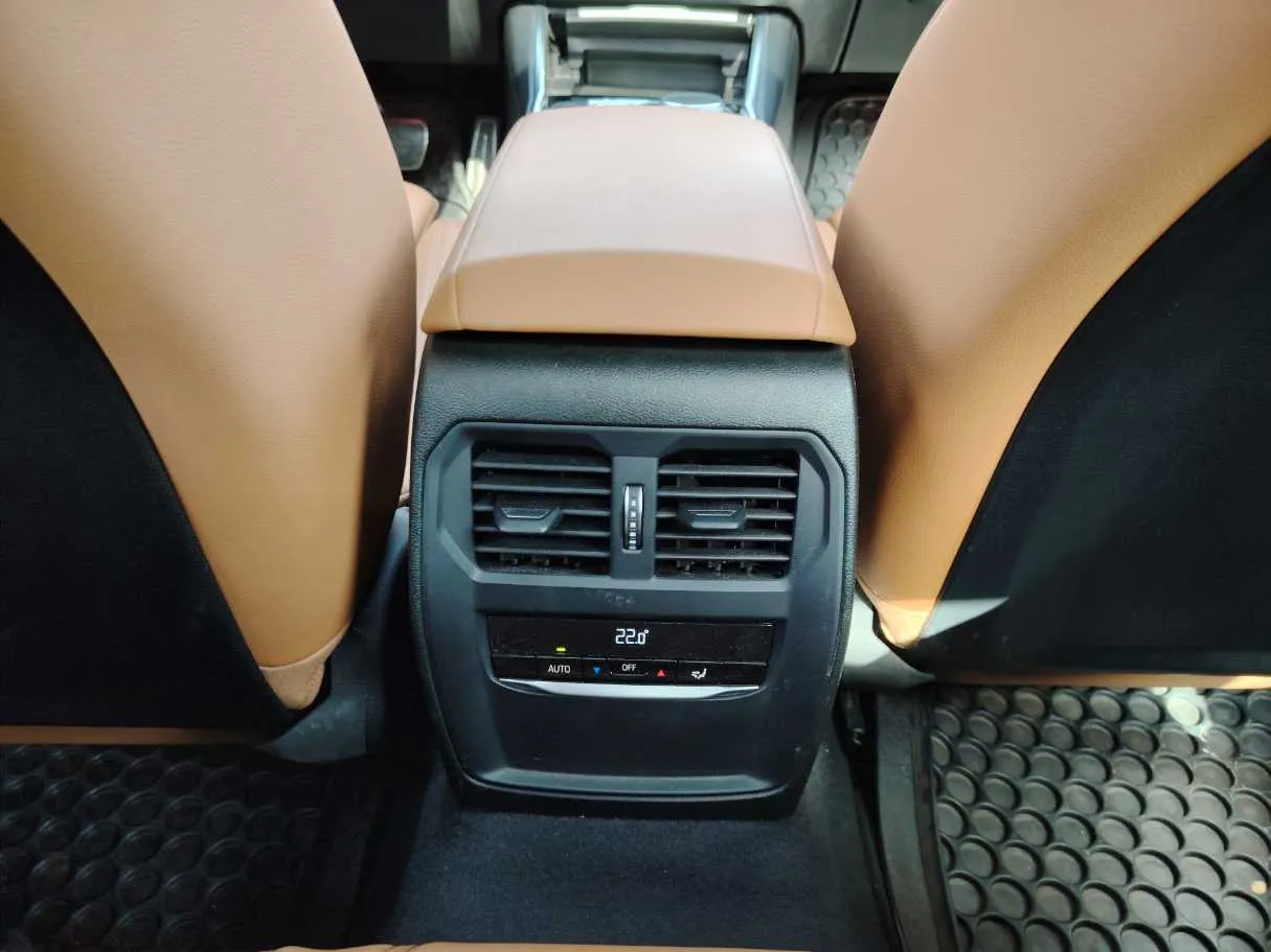 Car image 26