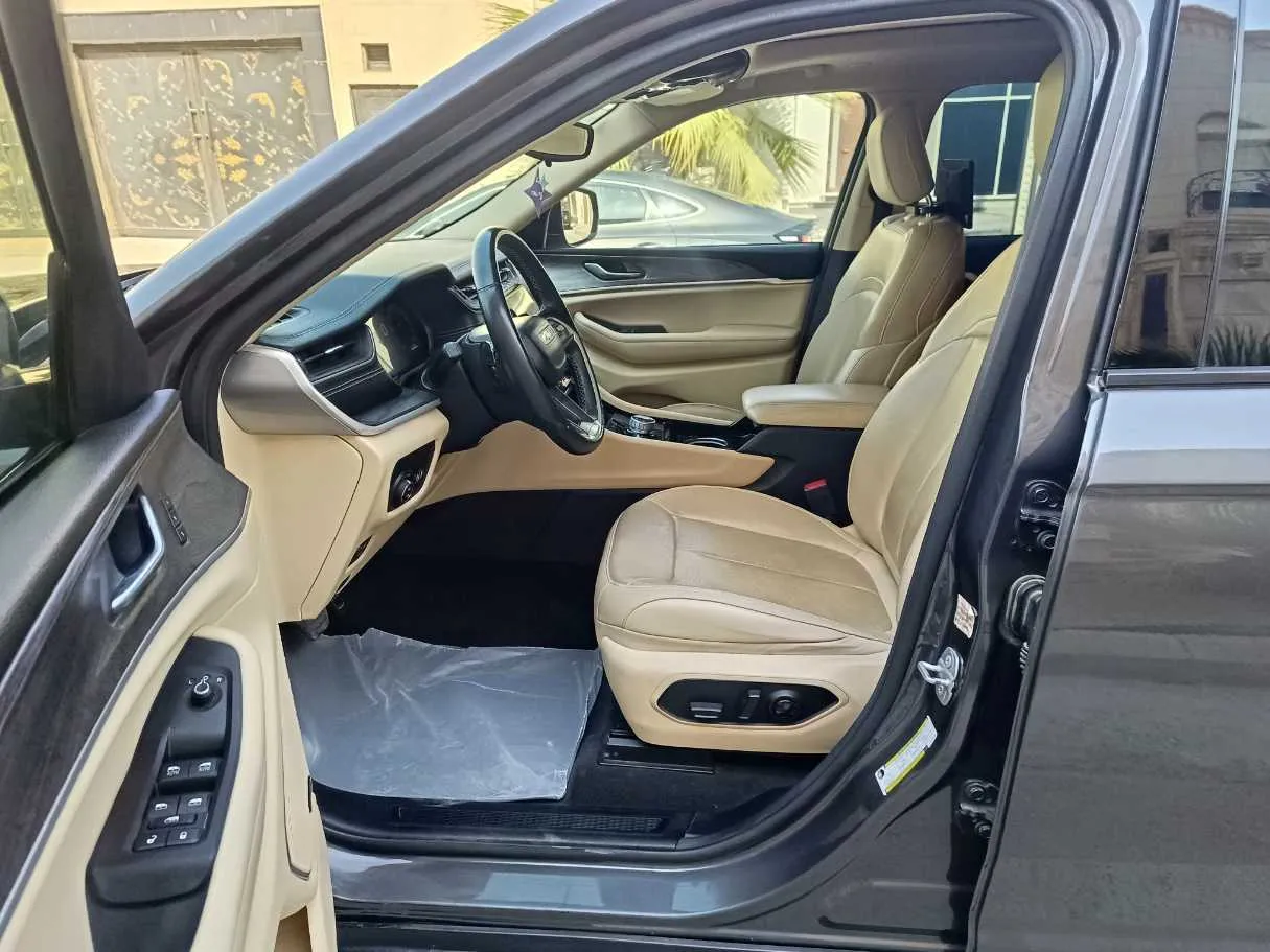 Car image 15